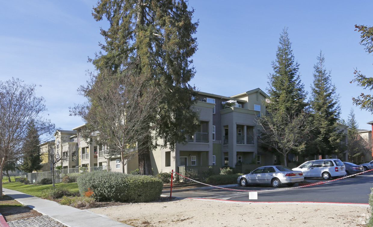 Building Photo - Oak Circle