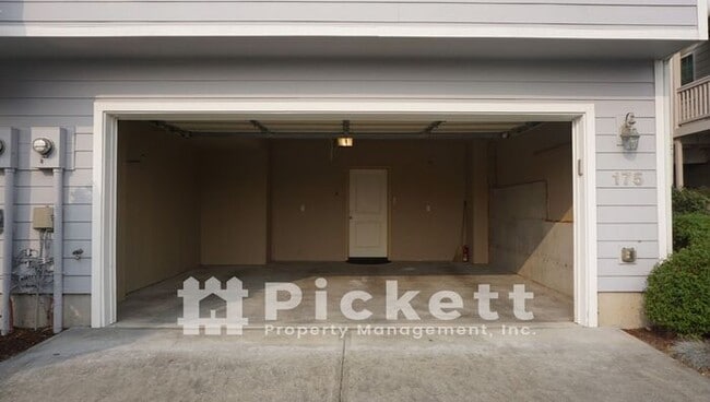 Building Photo - 3 Bedroom Townhome Close to PSNS