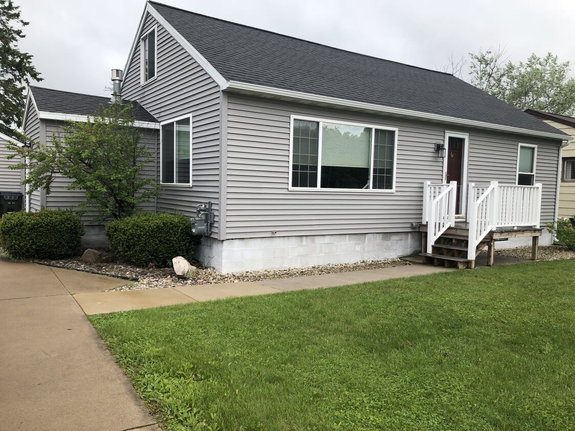 2105 12th Ave S, Escanaba, MI 49829 House for Rent in Escanaba, MI