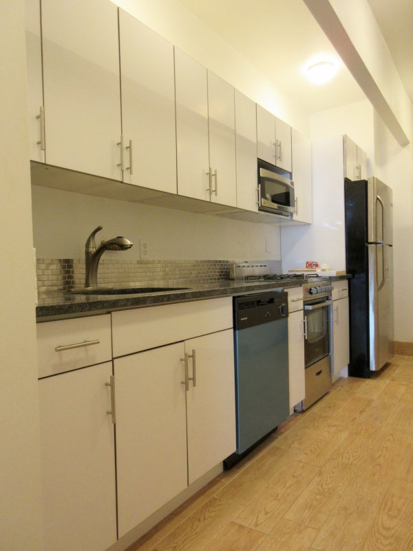 Primary Photo - 551 Manhattan Ave