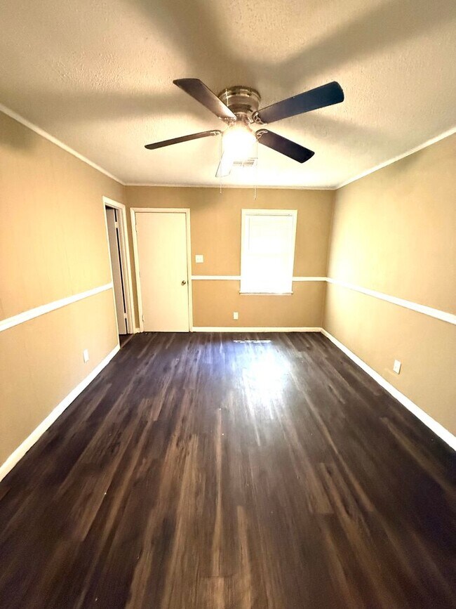 Foto del edificio - ** 3 bed 1.5 bath located across from Frazer Church ** Call 334-366-9198 to schedule a self tour
