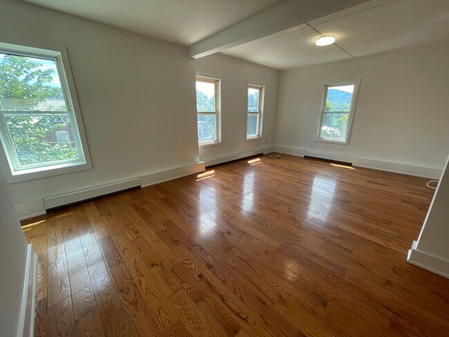 Foto del edificio - 129-131 E Quincy St
