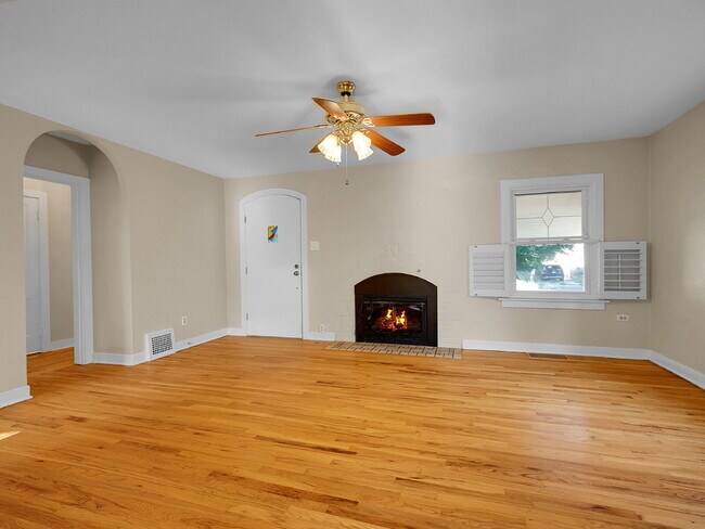 Building Photo - $2,295.00, 1 Bed, 1 Bath Home in Denver