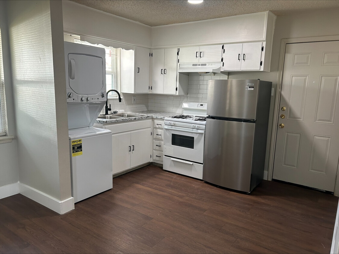 Primary Photo - Denison Properties: Quiet block with Off-S...