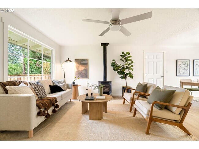 Foto del edificio - Light-Filled 3BD Home with Spacious Living Room & Updated Kitchen