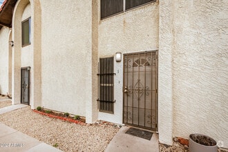 Building Photo - 2424 E Tracy Ln