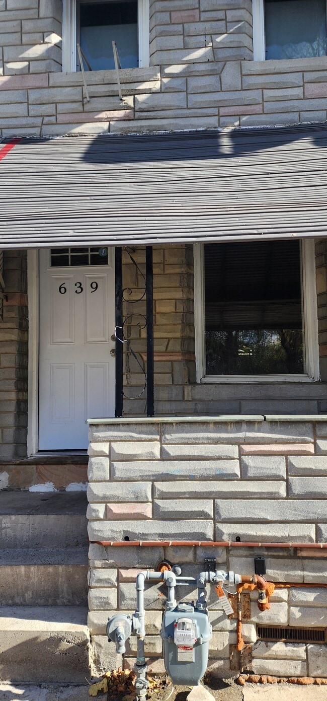 Building Photo - 639 Clinton St