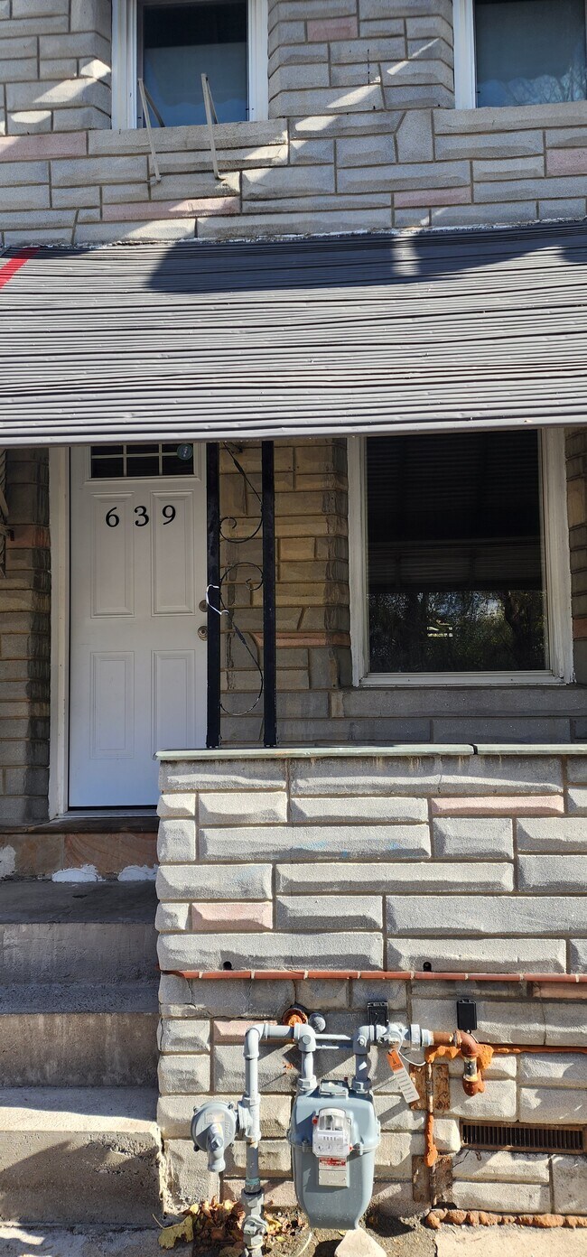 Foto del edificio - 639 Clinton St