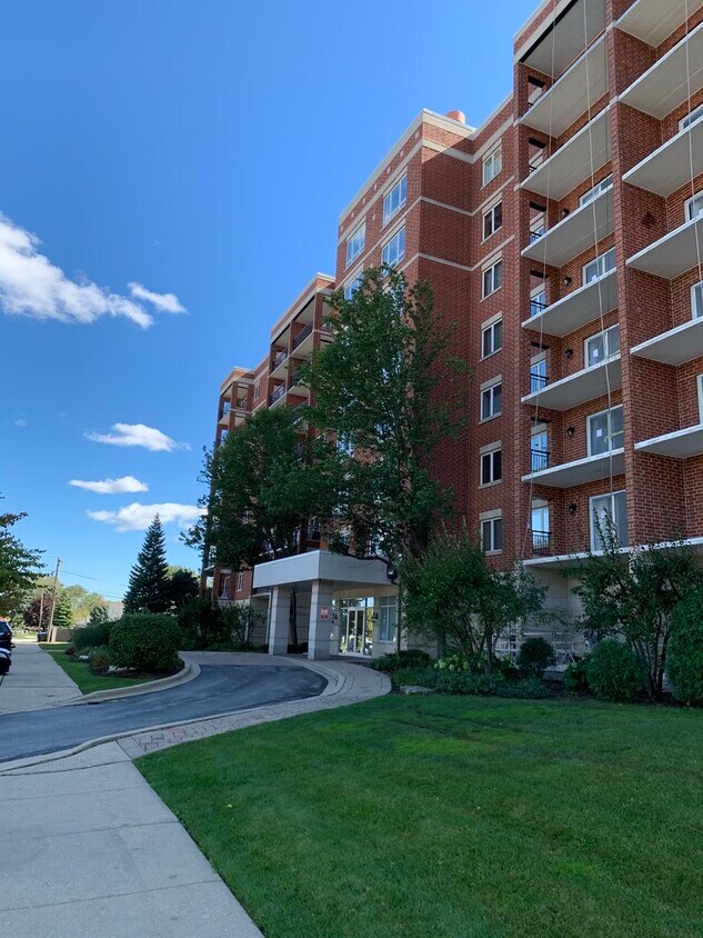 Primary Photo - 5555 N Cumberland Ave