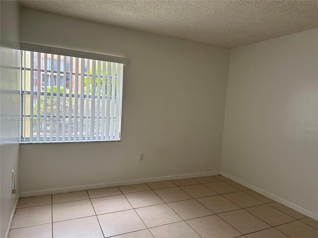 Foto del edificio - 9380 W Flagler St