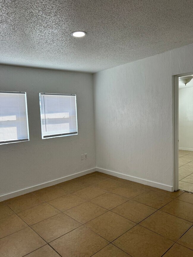 Building Photo - 1818 Rhoades Ter