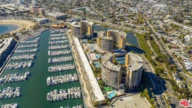 Building Photo - 4335 Marina City Dr