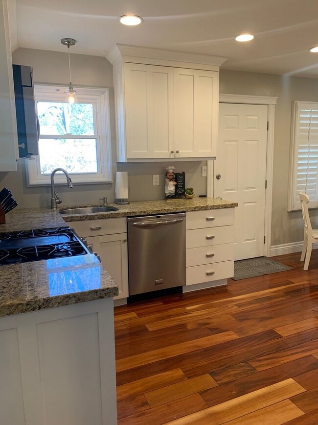 Foto del edificio - STUNNING 4 bd. 2 bath Executive Sunnyside ...