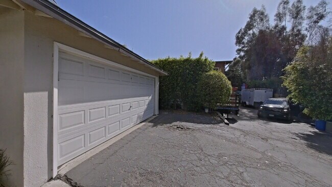 Foto del edificio - Charming 2BR Duplex Near SB Bowl w/ 1 car ...