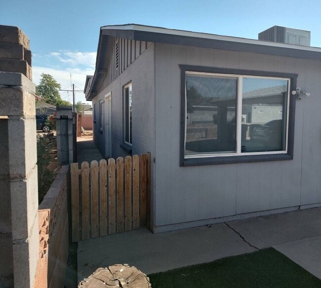 Building Photo - 2 Bedroom - 2 Bath - 1034 Sq. Ft. Duplex