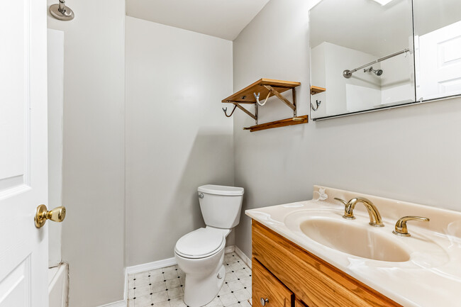 Building Photo - Prime Convenience: 2Bed/2 Bath; Cozy Retre...