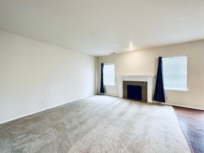Building Photo - Beautiful 4bed 2.5bath home!