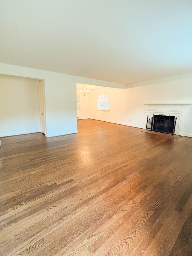 Building Photo - 50's Rambler with 5 BR & 3 BA in One of th...