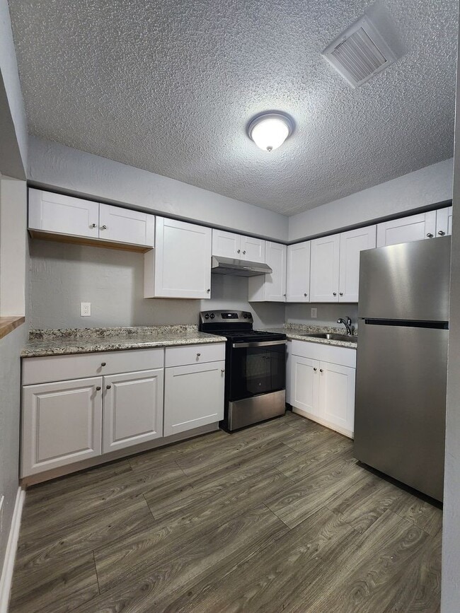 Building Photo - ** UNDER NEW MANAGEMENT **  1 Bedroom 1 Ba...