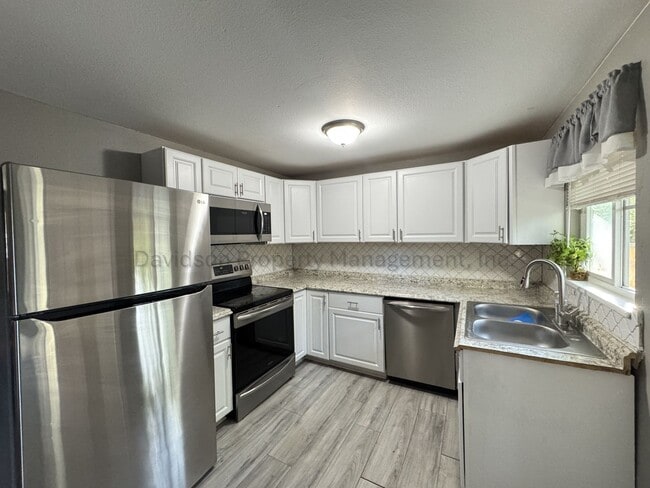 Building Photo - Charming 4 Bedroom Tri-level House in Southeast Colorado Springs MORE PICS TO COME!