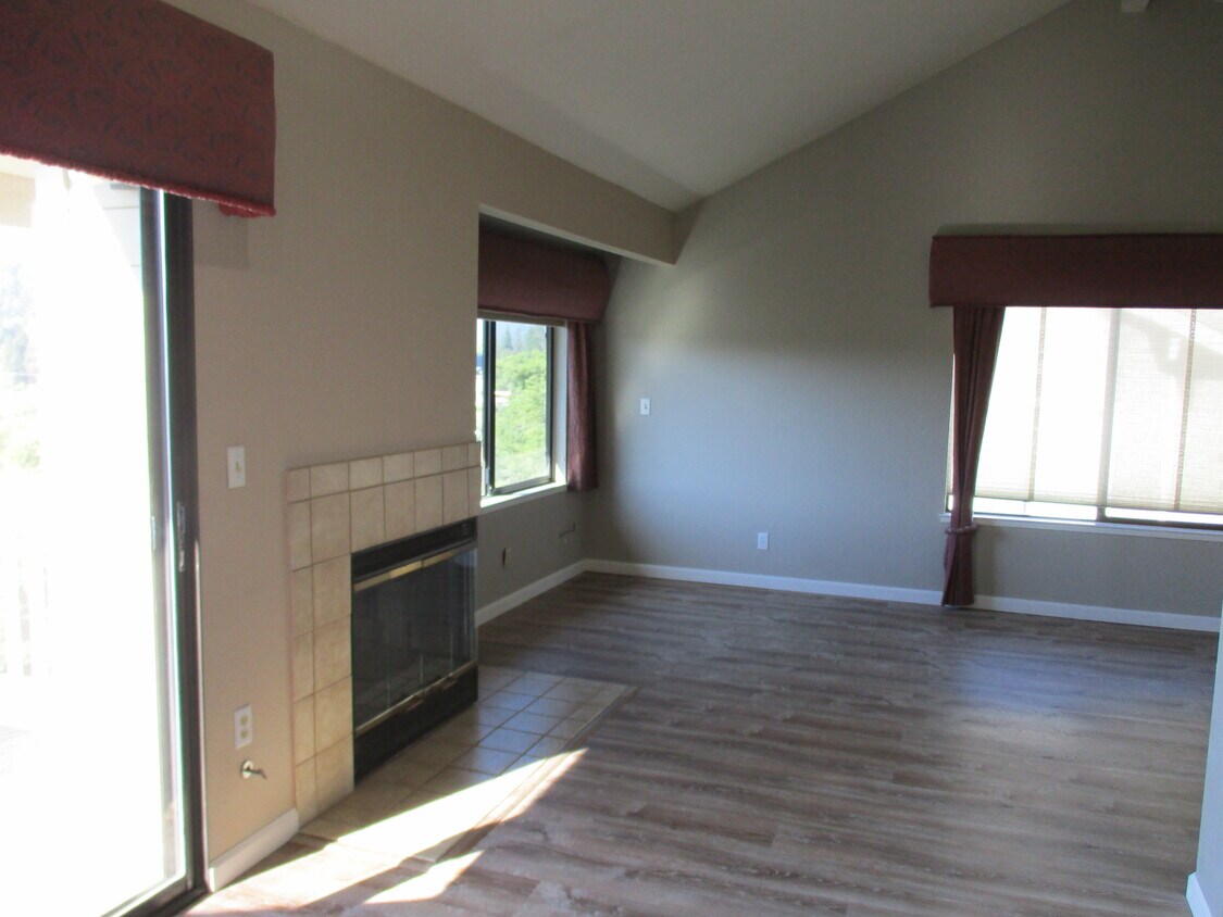Primary Photo - 13 Carriage Ln