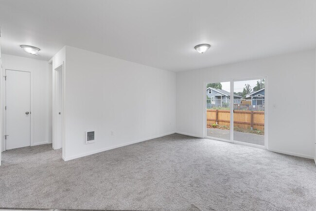 Foto del edificio - TWO BEDROOM ONE BATH APARTMENT IN LONGVIEW