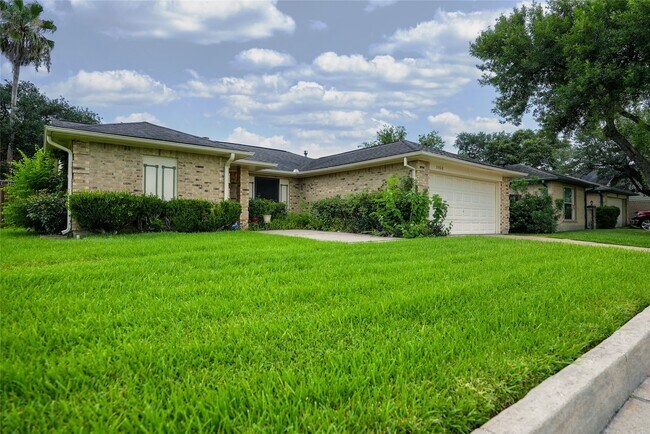 Building Photo - 1103 W Brompton Dr