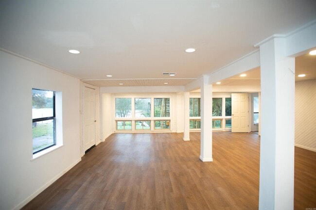 Building Photo - 13118 Old River Dr