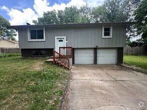 Building Photo - 424 NE Lakeview Dr