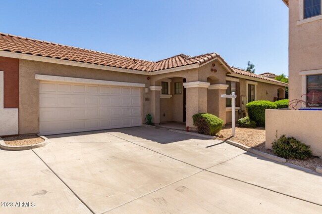 Building Photo - 871 E Stottler Dr