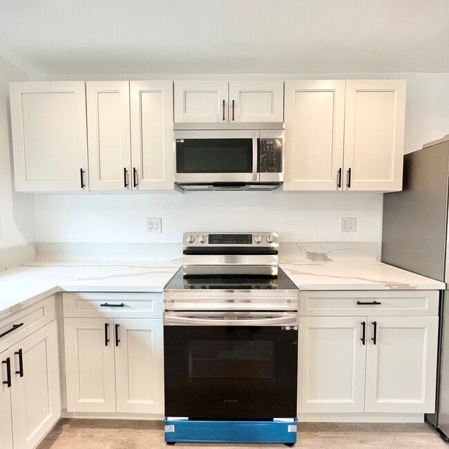 UNIT 6 - available on 11/1/25 - 701 N. Hill Pl.