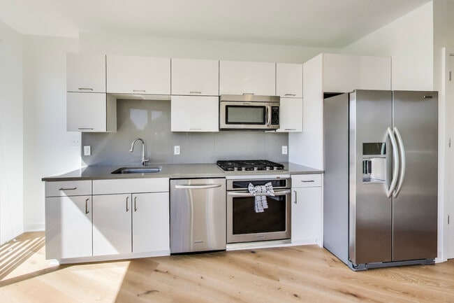 Cocina a gas con pisos nuevos en toda la casa. - 1350 Maryland Ave NE