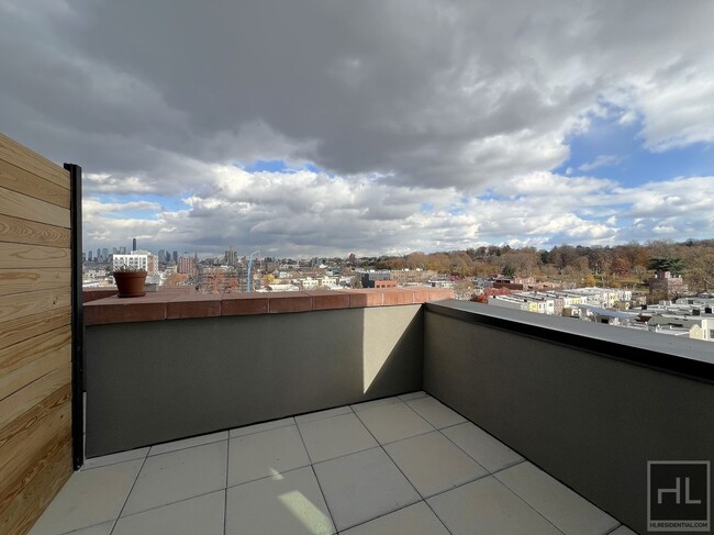 Foto del edificio - Luxurious 2 bedroom/1 Bathroom Penthouse A...