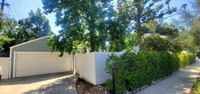 Building Photo - 1615 Rose Villa St