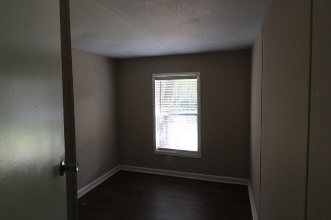 Building Photo - Newly Renovated 3-Bedroom Mobile Home in Tallahassee Available Now