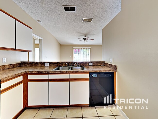 Foto del edificio - 1166 Tyler Lake Cir