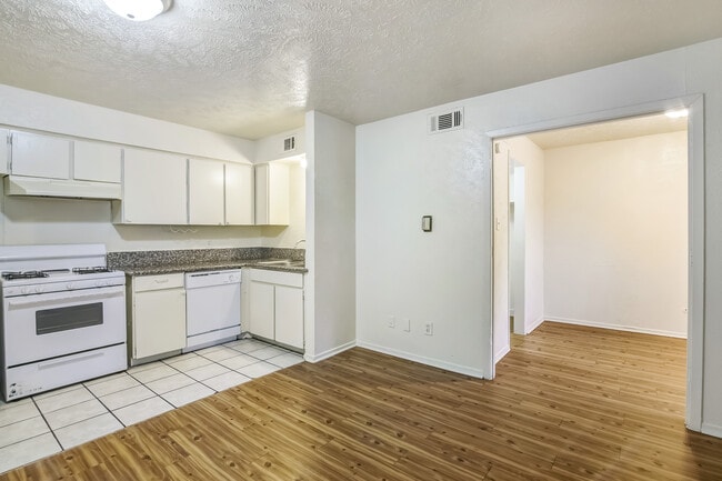 Dormitorio junior de 400 pies cuadrados - The Cluster Apartments