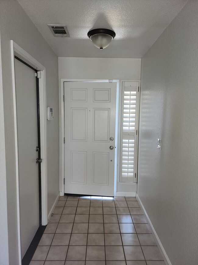 Building Photo - 3 Bedroom 2 Bath in HOA Community with Com...