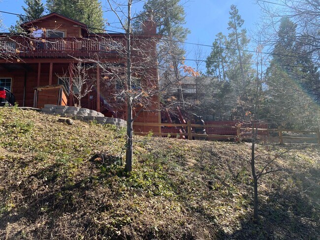 Building Photo - 3 bedroom/ 3 bath. Fully furnished ready f...