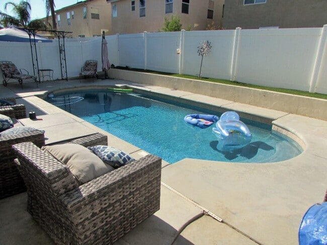 Building Photo - 4BR w/ Pool, Solar & A/C in Perris