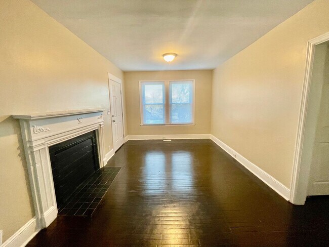 Building Photo - This 3 bedroom 1 bath home is located off Freedom Dr