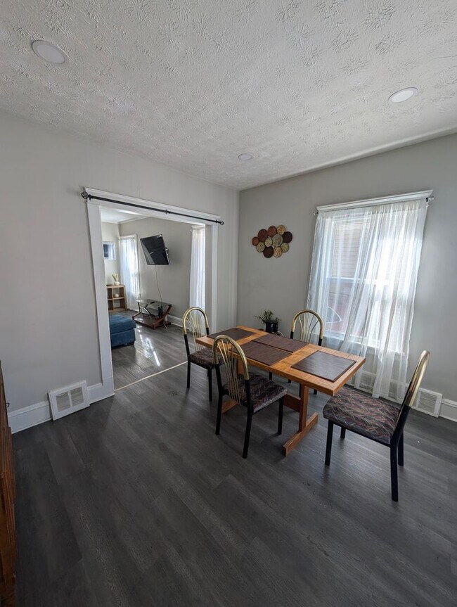 Foto del edificio - 10415-10415 Bernard Ave