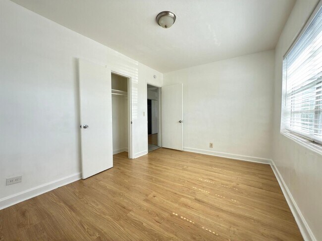 Foto del edificio - 1172 W 34th St