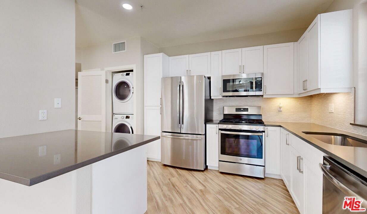 Foto principal - 6240 W 3rd St