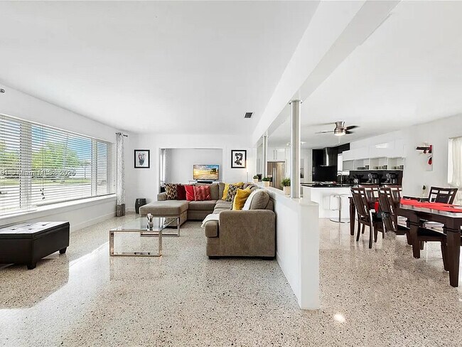 Foto del edificio - 940 NE 71st St