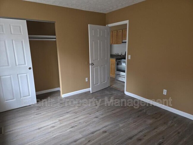 Building Photo - 3043 Idylwilde Blvd