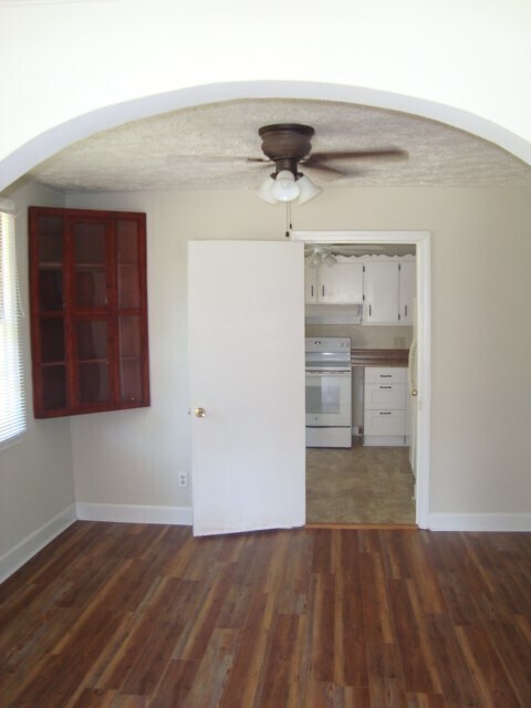 Building Photo - 4BR/2BA with All New Wood Laminate Floorin...