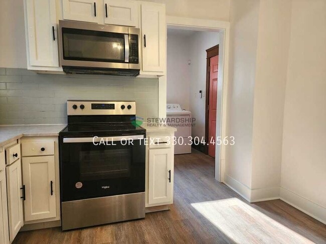 Building Photo - 687 Allyn St