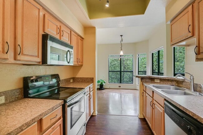 Foto del edificio - 4711 Spicewood Springs Rd