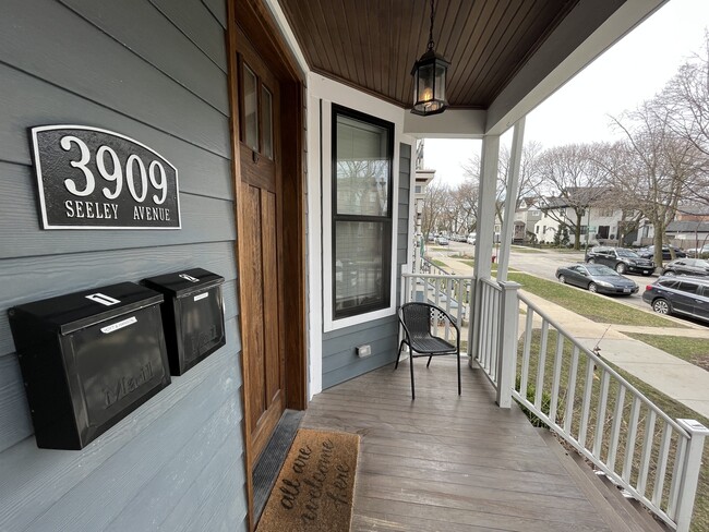 Foto del edificio - 3909 N Seeley Ave
